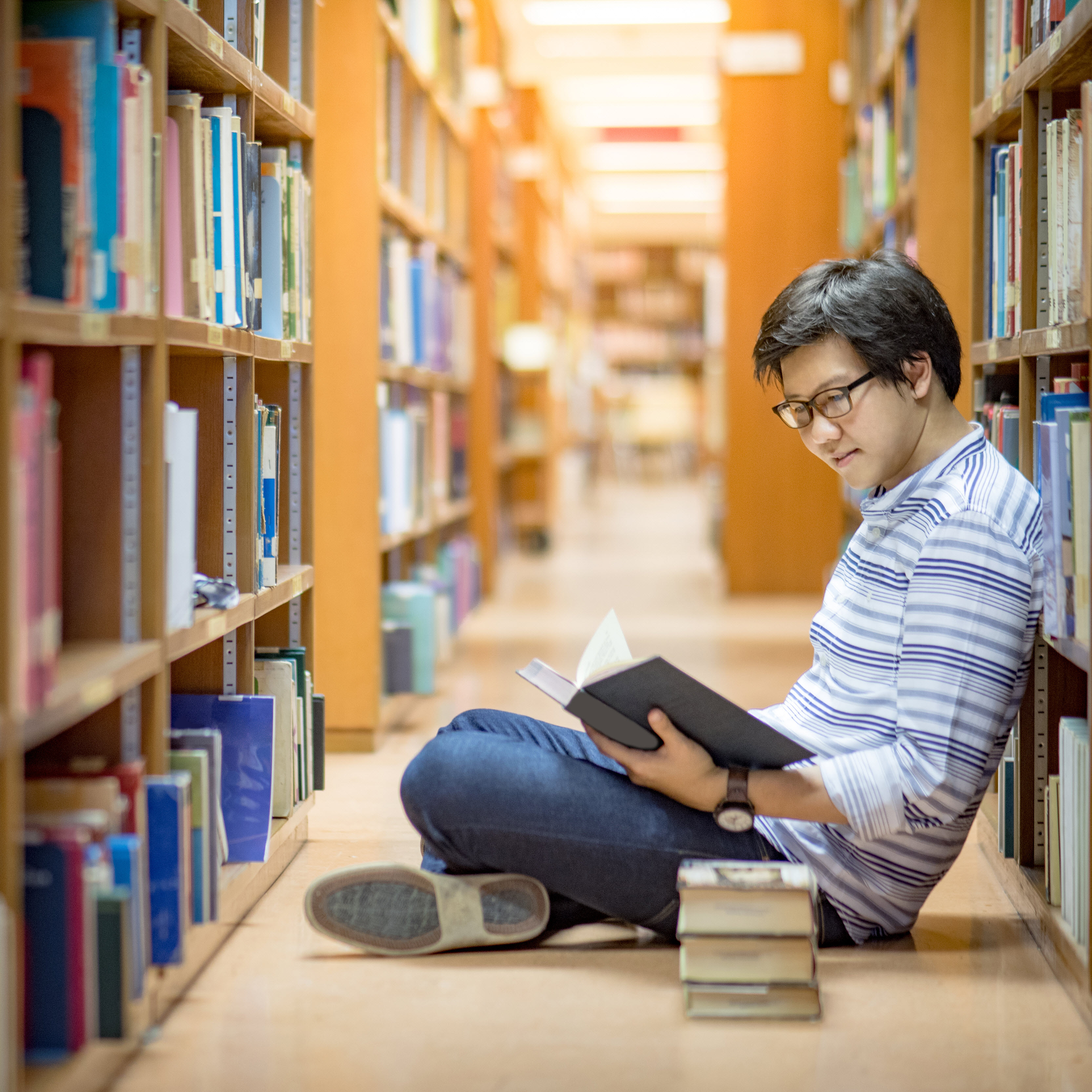 He read english books. Студенты в библиотеке. Азиатские книги. Изучение библиотеки. Азиат читает книгу.